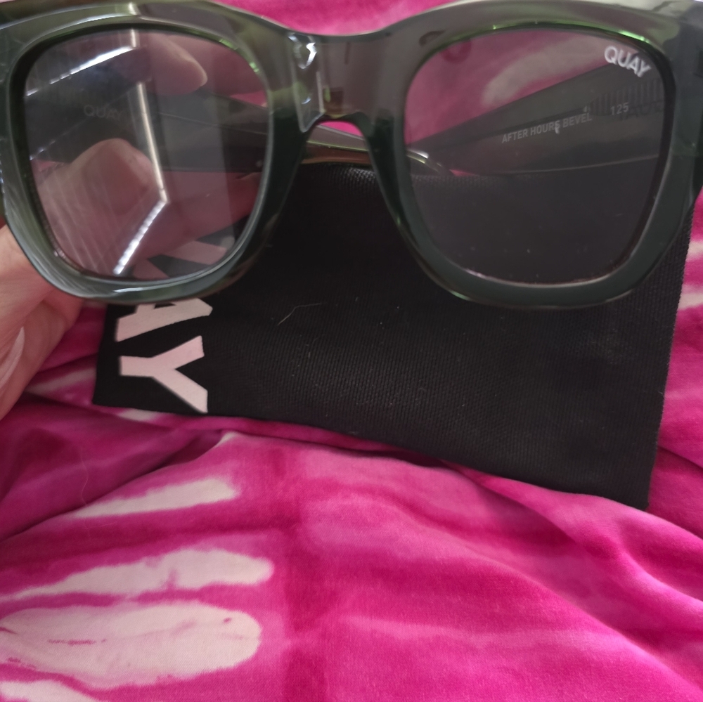 Quay Green Sunglasses WORN ONCE - Picture 5 of 5